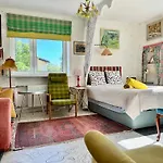 Little London One Boutique Netflix Tv Old Town Narva