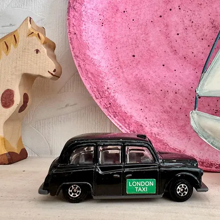 Little London One Boutique Netflix Tv Old Town Daire Narva