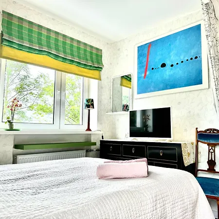 Little London Boutique With Netflix, Location In Old Town