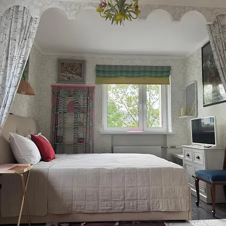 Little London One Boutique Netflix Tv Old Town * Narva